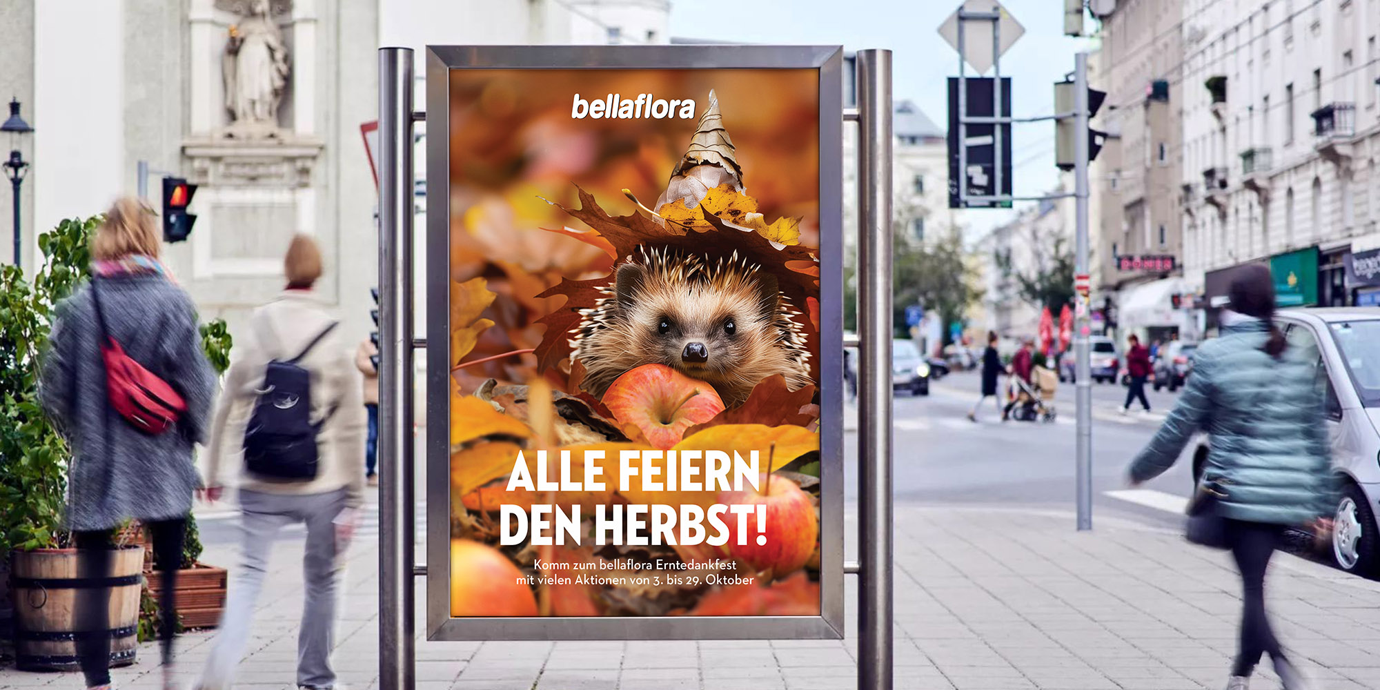Ein Plakat-Sujet mit einem Igel, der einen Partyhut aus Herbstlaub trägt.