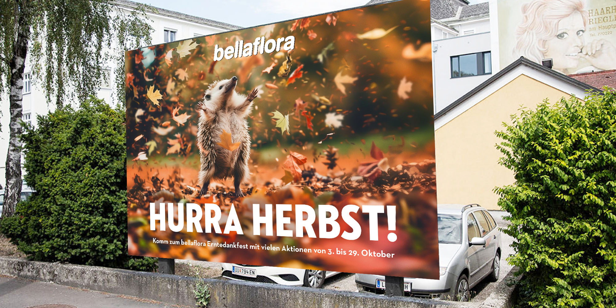 Ein Plakat-Sujet mit einem tanzenden Igel, der fröhlich Herbstlaub aufwirbelt.