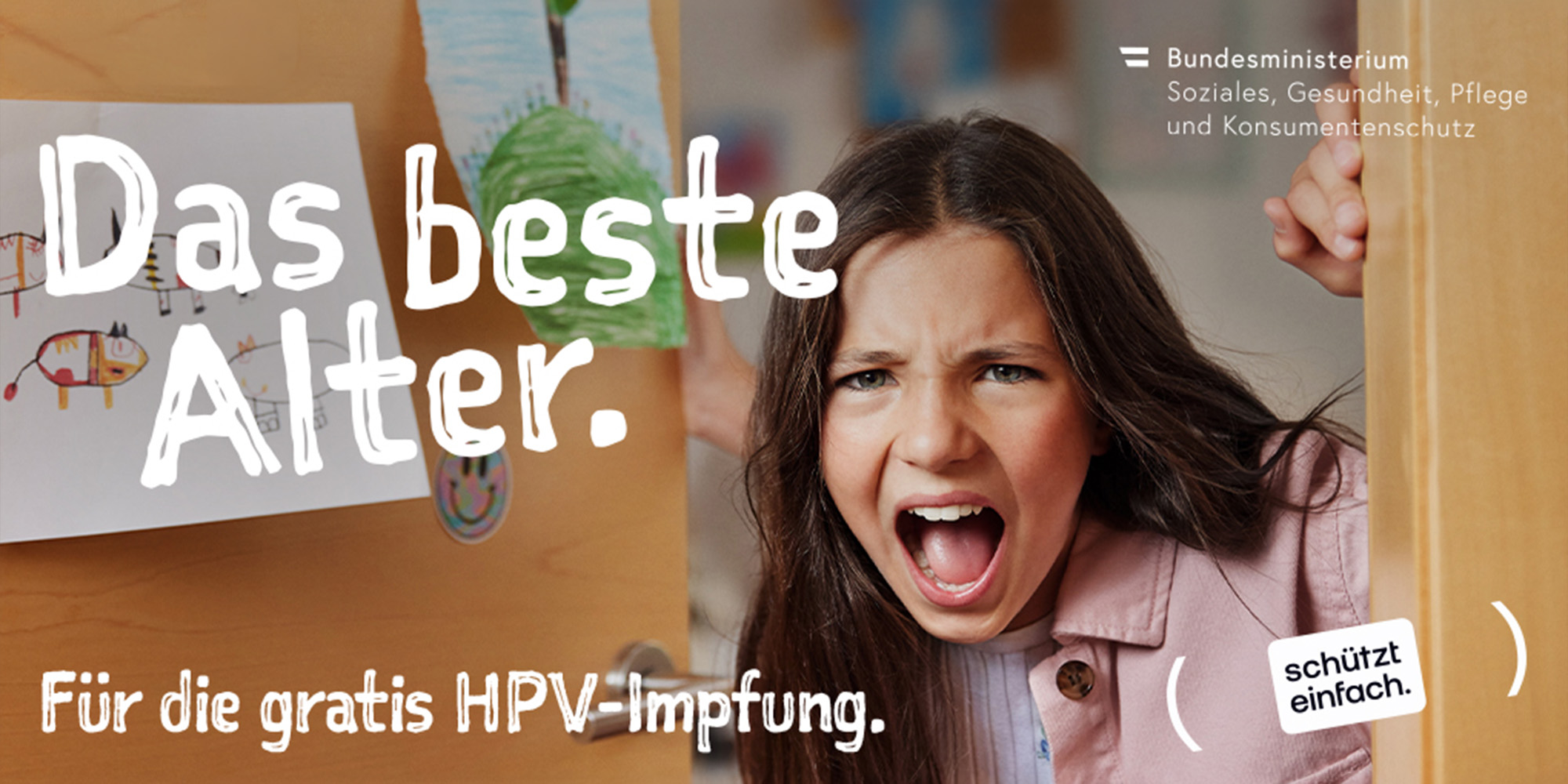 Kampnensujet, ds einen  trotzigen Teenager zeigt und dem Text "Das beste Alter – für die gratis HPV-Impfung."