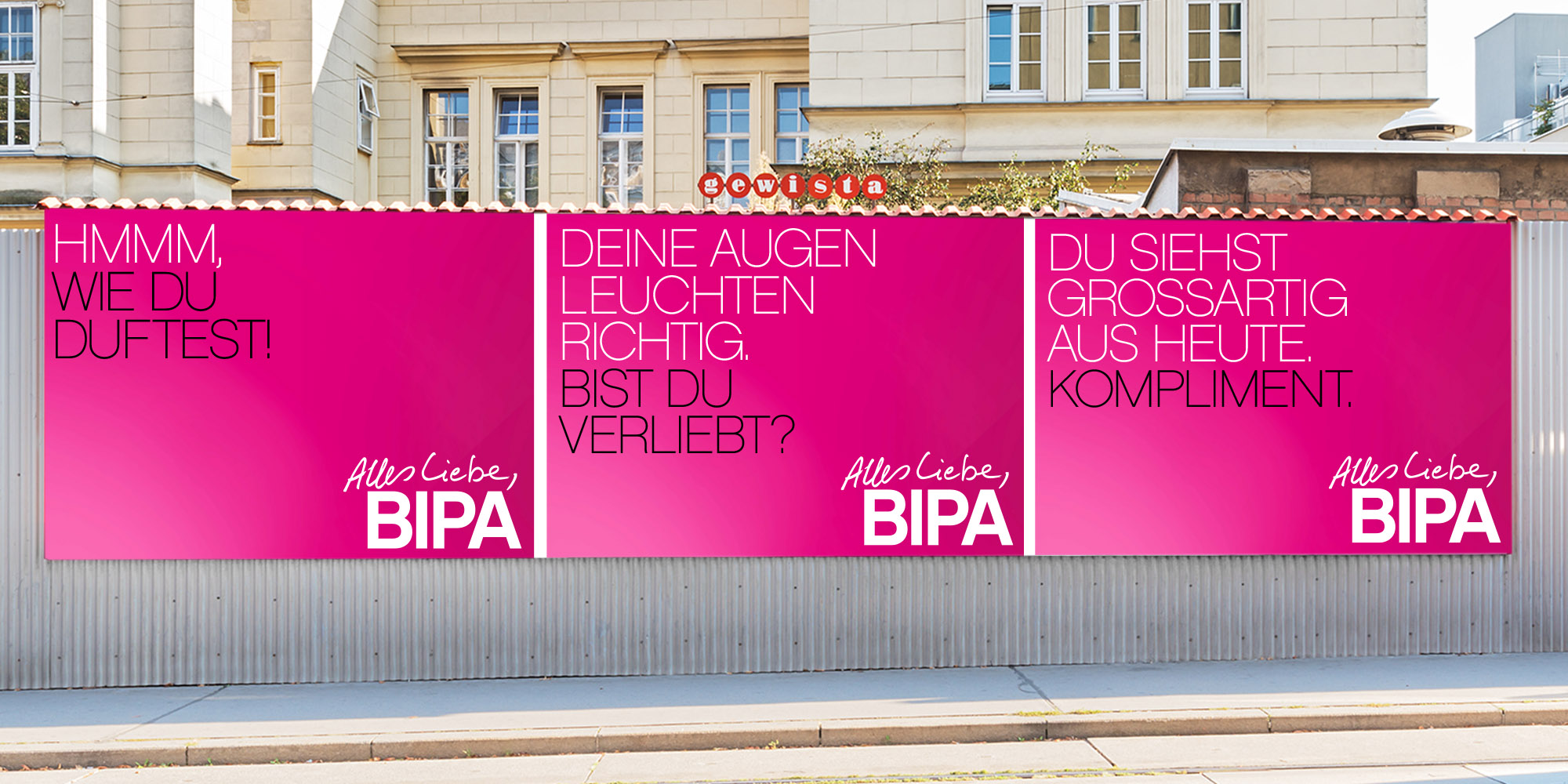 3 Plakat mit Komplimenten als Headlines.