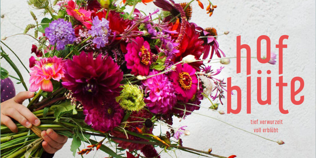 ein Sujet mit Logo und üppigem Blumenstrauß.
