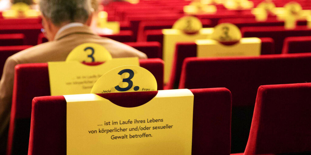 Foto der Awarenessaktion "Jede Dritte Frau" in einem Theater.