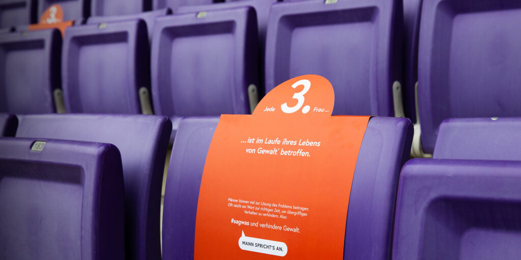 Foto der Awarenessaktion "Jede Dritte Frau" in einem Fußballstadion.