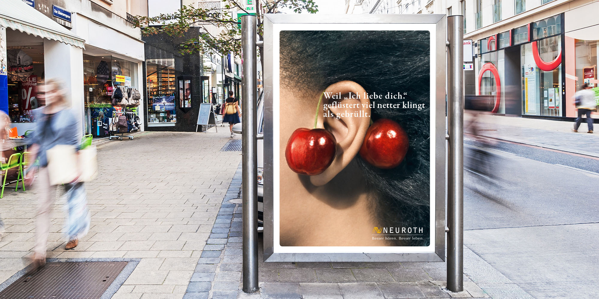 Ein Kmapagnesujet auf einer Plakatstelle im urbanen Umfeld.