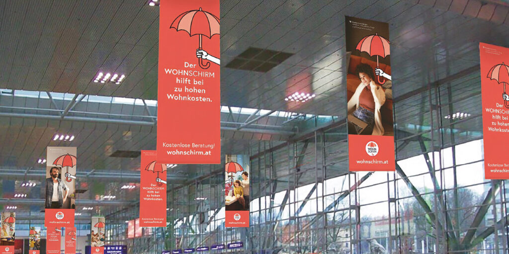 Werbestellen am Bahnhof in Linz mit Sujets für den Wohnschirm.
